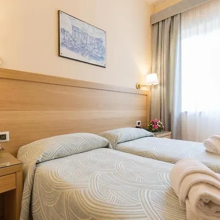 Esperia Hotel 3*