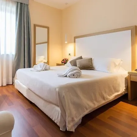 Esperia Hotel 3*
